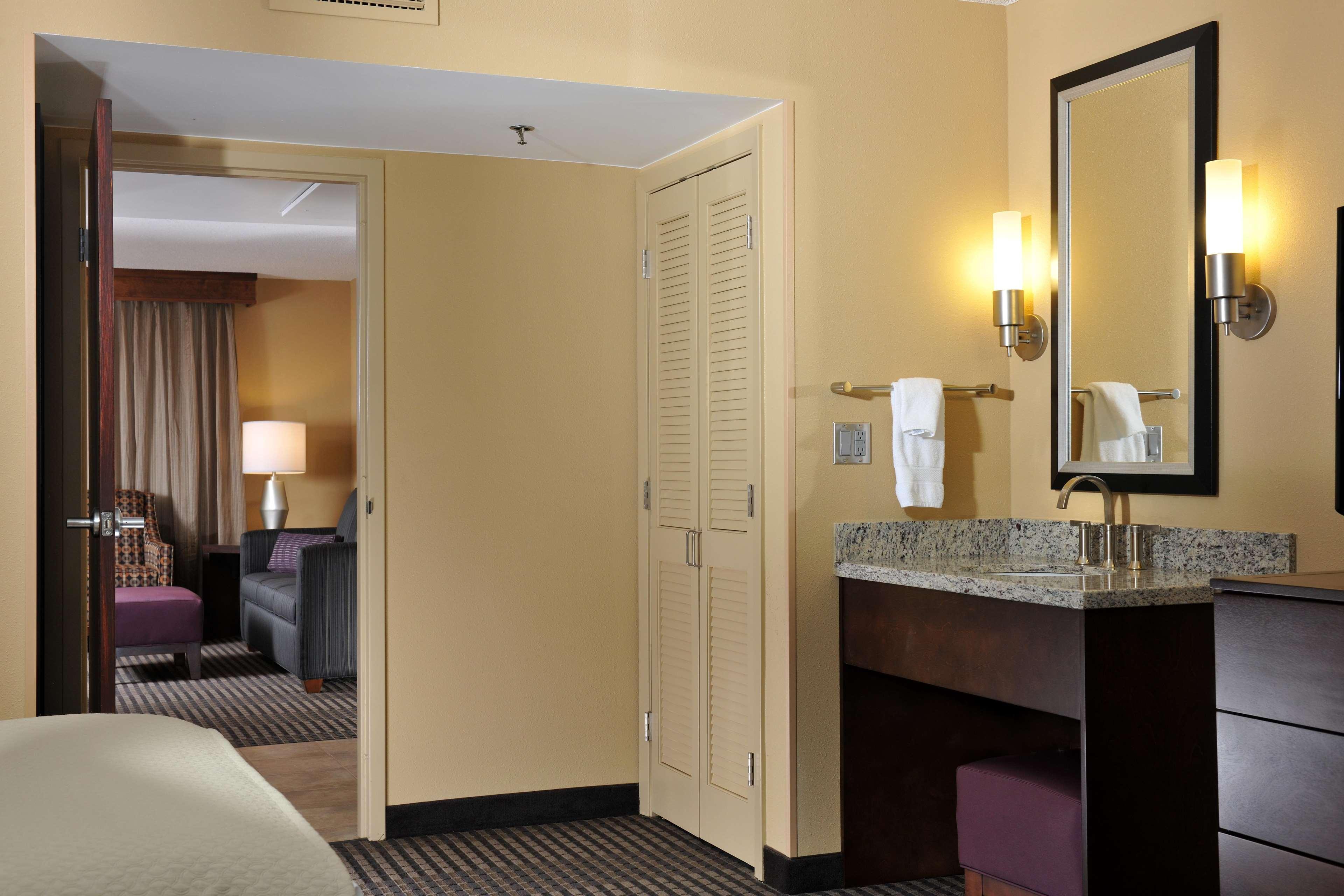 Embassy Suites Des Moines Downtown Extérieur photo